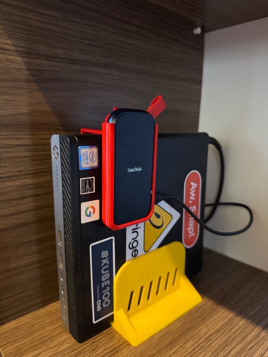 hectorivand's tweet image. Just dropped a remix for the SanDisk Extreme SSD holder—now with a USB-C cutout and a perfect fit for the HP ProDesk Mini G4. Clean, compact, and cable-friendly!

Check it out on @printablescom in the next post. 

#3DPrinting #MakersGonnaMake #SanDisk #HP #Printables