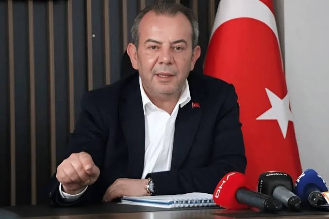 🗣️Bolu Belediye Başkanı Tanju Özcan: 

"Enteresan bir Cumhurbaşkanımız var. 

Önce kaç çocuk yapacağımıza karar verdi, şimdi de doğumun nasıl olacağına dair hüküm veriyor."