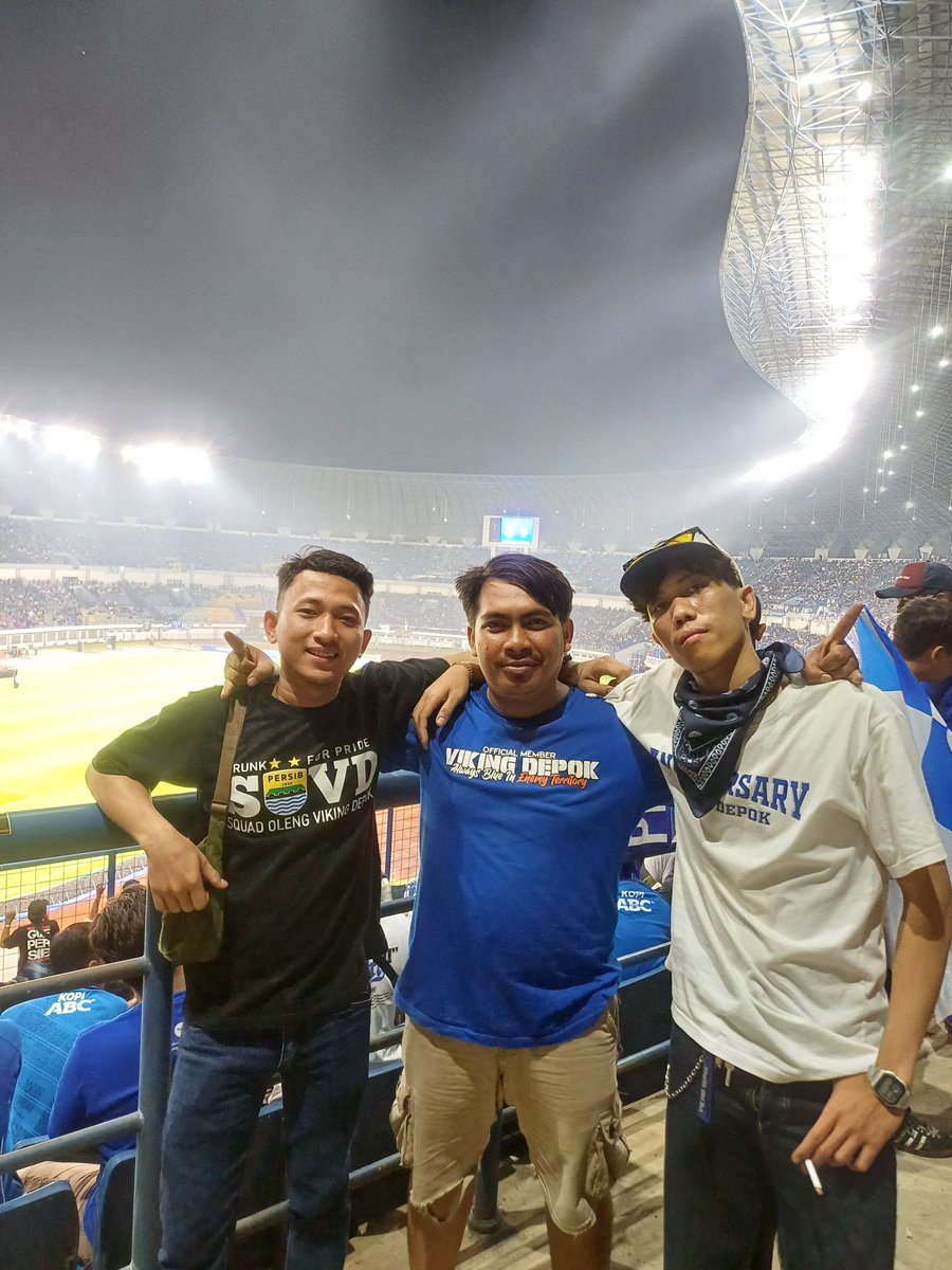 Meilando3393's tweet photo. Pepersiban kembali😎
#vikingpersibclub #vikingdepok #bobotoh #persibbandung #galeribobotoh #sovd https://t.co/IRUGjofBGt