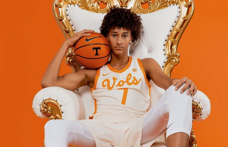 MarchMadnessHQ's tweet photo. 5 ⭐️ foward Nate Ament has committed to Tennessee. Big get for Rick Barnes and the Vols https://t.co/cs3dO3lVZg