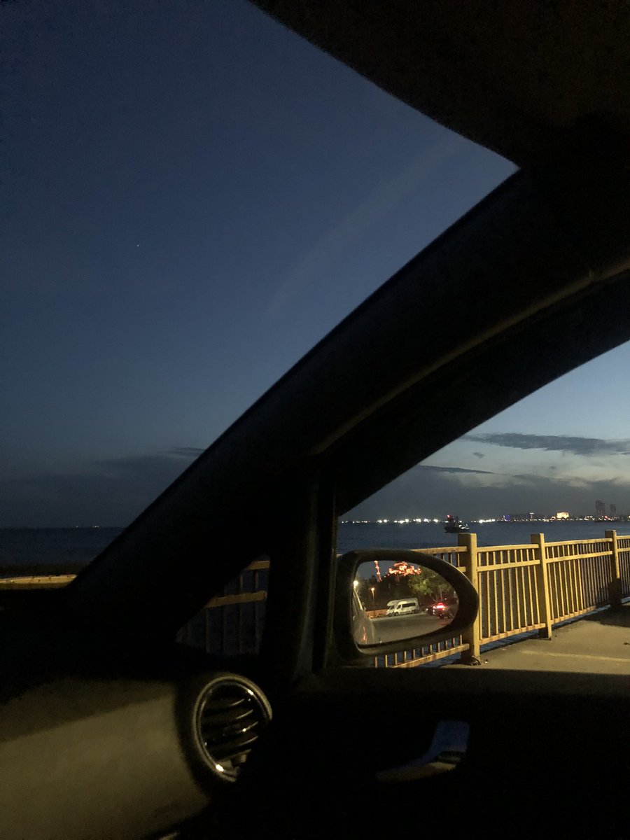 Bugün iş çıkışında sahile gittim, güneşin batışını izledim. Sessiz, sakin, huzurlu. İnsanın kendini dinlemesi ihtiyaç, bu ihtiyacı gözardı etmeyelim