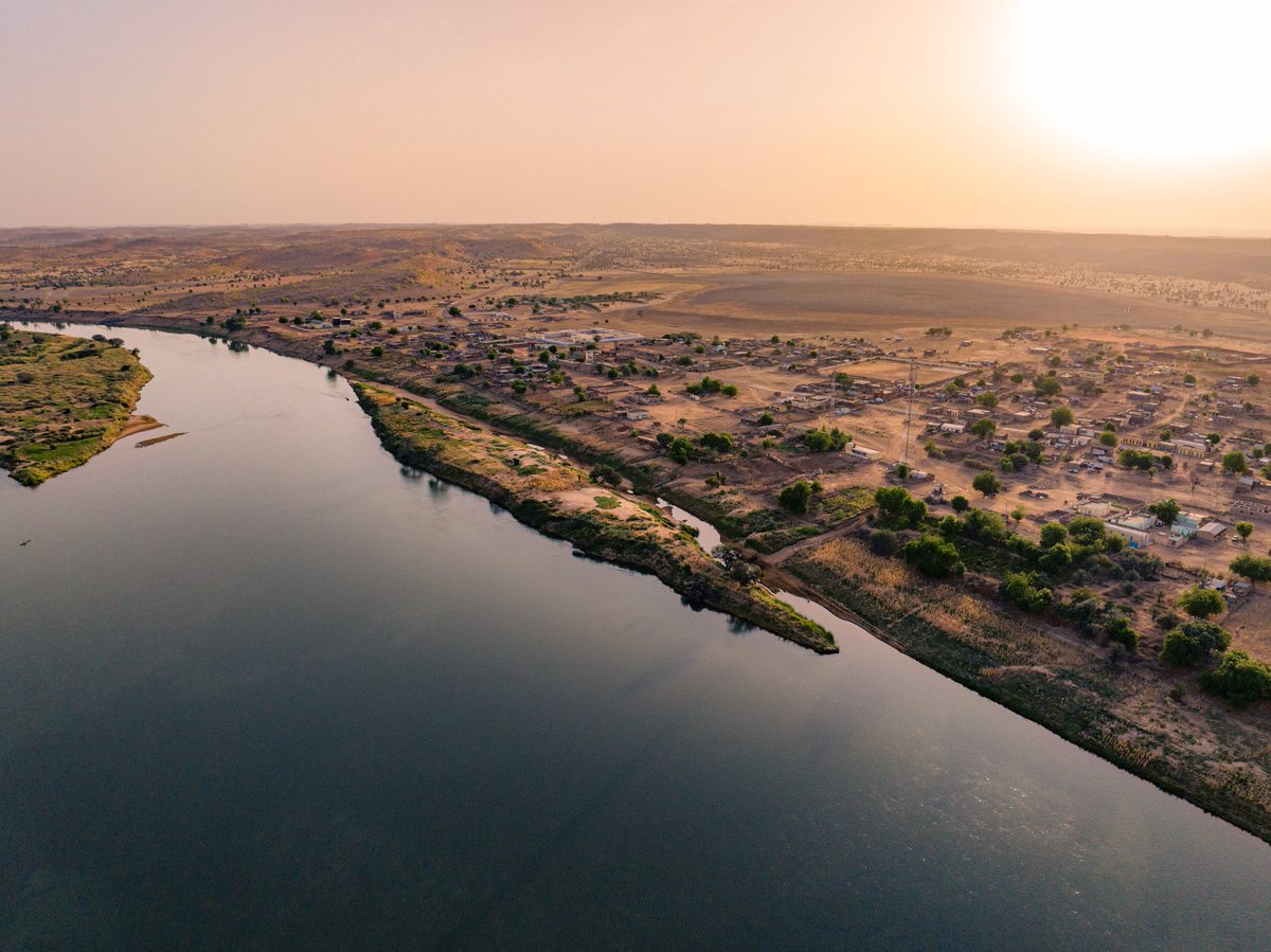 Entre deux rives, une même vie.
À Bakel, le fleuve Sénégal trace une frontière… mais relie aussi des peuples, des cultures, des destins.
Au premier plan, le Sénégal verdoyant ; en face, la Mauritanie, plus aride.