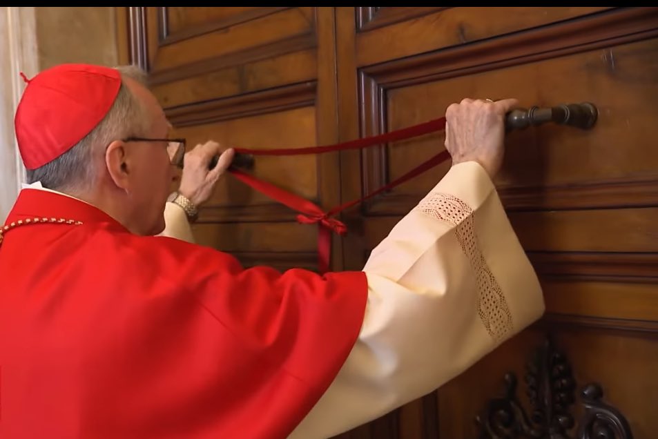 El apartamento del #Papa en #SantaMarta y en el Palacio Apostólico ha quedado sellado tal como estipula el protocolo tras la muerte de un pontífice.

Mañana tendrá lugar la primera congregación general de los cardenales.
Allí se decidirá la fecha del funeral.
#Vaticano