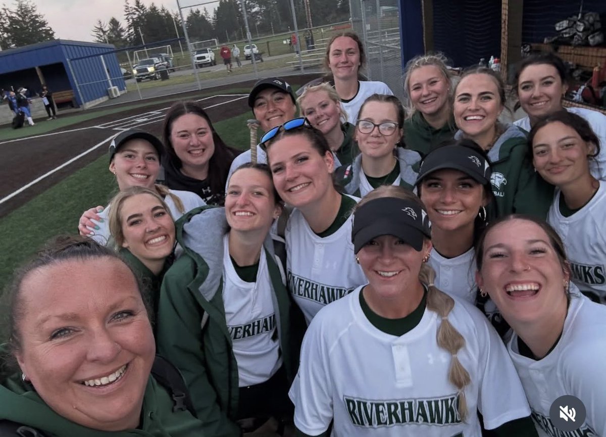 EdmondsTritons's tweet image. We are deeply saddened by the heartbreaking loss within the @uccriverhawks family. 

Edmonds College and the greater NWAC softball community stands in love, strength and solidarity during this difficult time for all those impacted. 💔

#UmpquaStrong #UCCStrong #NWACfamily