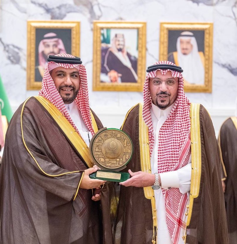 تقديراً لجهوده في إثراء الجانب المعرفي في مهارات تطوير الذات..

سمو أمير منطقة القصيم يكرم رئيس قسم مهارات تطوير الذات بعمادة السنة الأولى المشتركة بجامعة الملك سعود بالرياض الدكتور عبدالمحسن الحارثي .