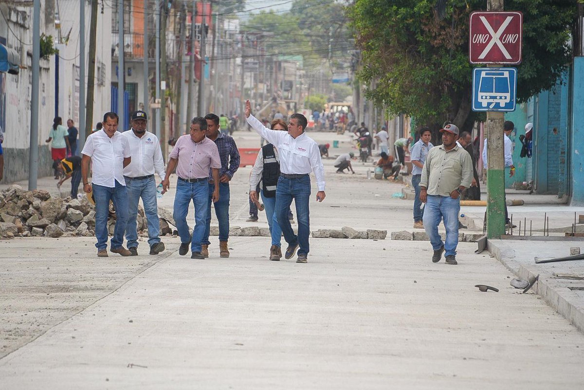 yamilmelgar's tweet photo. Después de la mesa de seguridad junto al gobernador @ramirezlalo_, hicimos un recorrido de supervisión de la obra de la 5ta Norte. Constatamos que son calles integrales que están quedando al mil y próximamente las vamos a inaugurar. Hoy, Tapachula tiene obras con voluntad para transformar.
#VoluntadParaTransformar