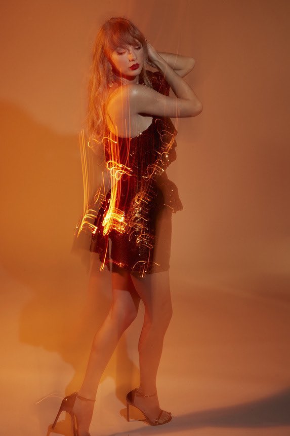 swiftie13coded's tweet image. The photoshoot that keeps on living. She must’ve been there for like 12 hours because wdym pictures still drop