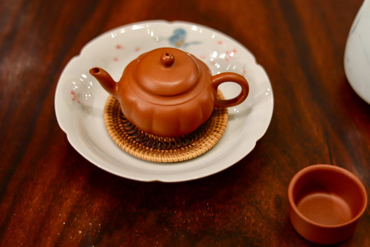 Fangtea's tweet image. Whispering tranquility 🍵🌸 A teapot that holds more than just tea—it holds moments of stillness. 

#TeaJourney #teamoment #tealife #teaware #ilovetea #yixingteapot #SipAndSavor  #MomentsOfJoy