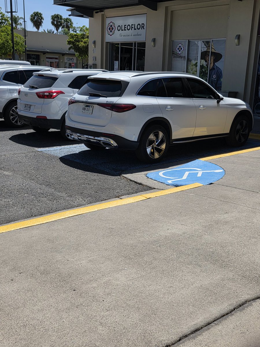gothreevee's tweet photo. @Trafico_ZMG no sabia que ser rubia y whitexican era discapacidad. lleva 20 minutos estacionada en lugar de discapacitados en plaza manantial con estacionamiento completamente vacío. Placas 44N-263 https://t.co/jdcbokqfM8