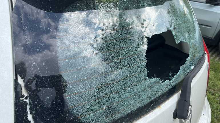 Tientallen autoruiten ingeslagen op parkeerplaats: ’Puur zinloos vandalisme’