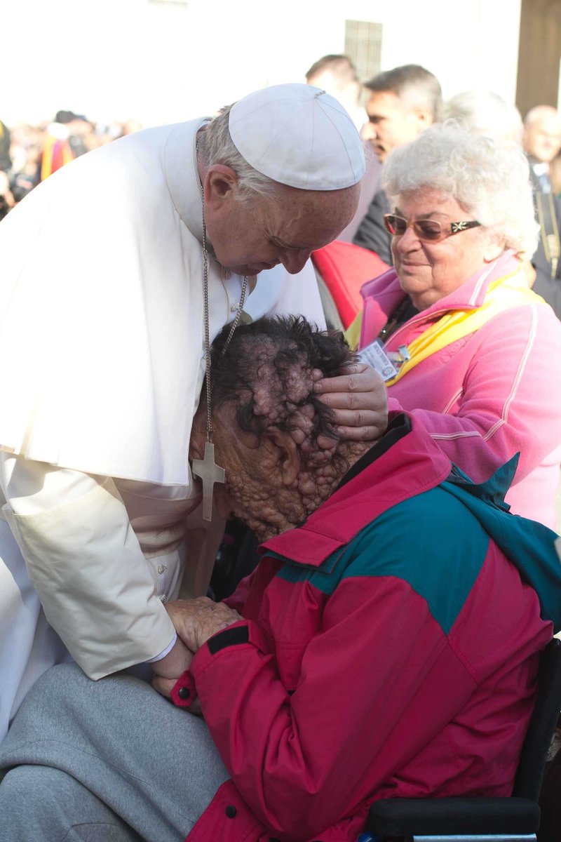 thedarshakrana's tweet photo. Pope Francis chose empathy over authority

He visited slums
He washed the feet of prisoners
He kissed lepers

Not for photos

But because he believed suffering was sacred. https://t.co/y2c0mDQ81i