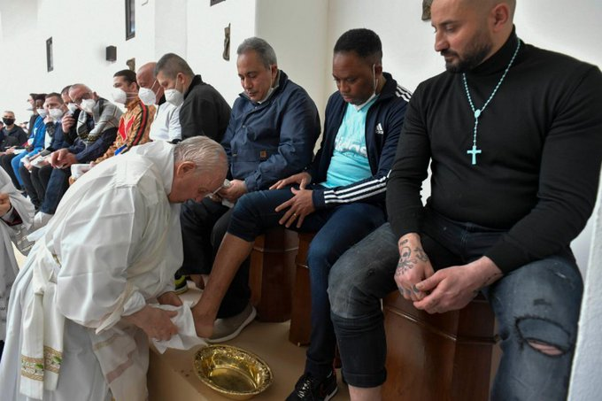 thedarshakrana's tweet photo. Pope Francis chose empathy over authority

He visited slums
He washed the feet of prisoners
He kissed lepers

Not for photos

But because he believed suffering was sacred. https://t.co/y2c0mDQ81i