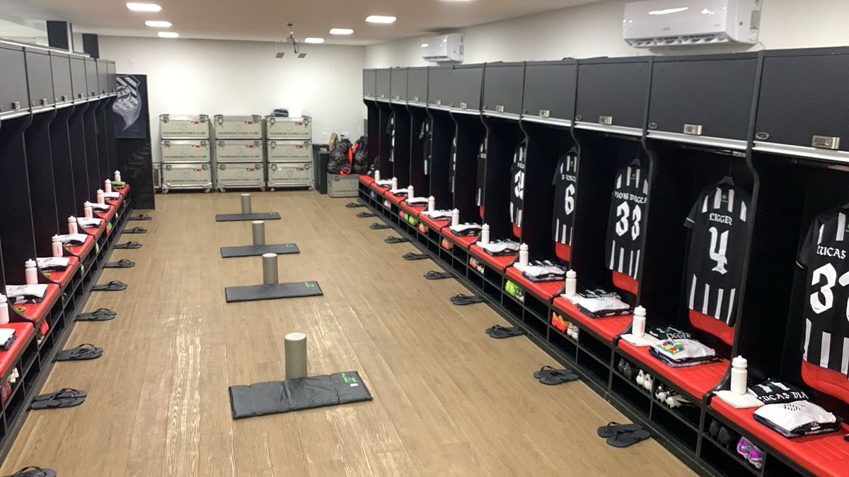 Vestiário pronto!

O Furacão já tem tudo preparado pra entrar em campo logo mais contra o Tombense.

Vamos com tudo em busca dos três pontos! 🌪️
