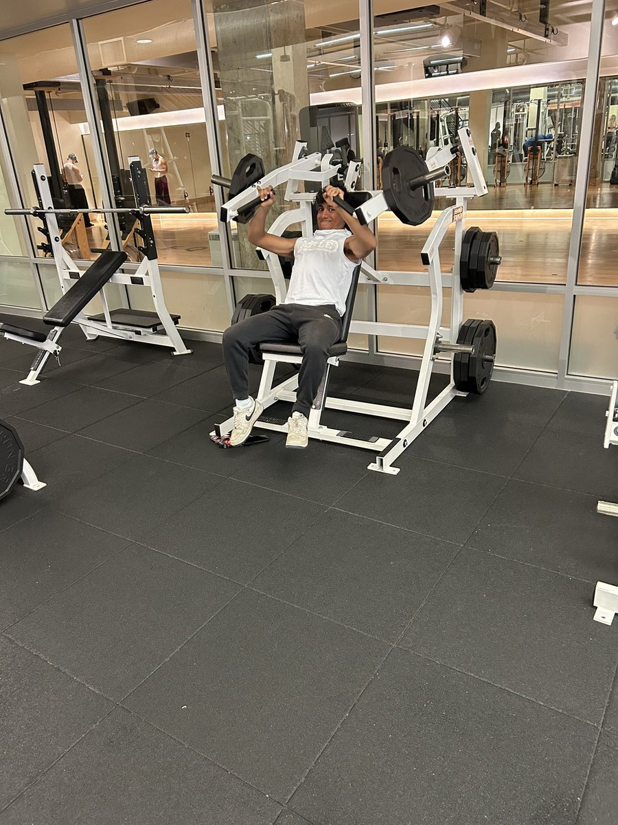 orangechicken94's tweet photo. Been a minute.. but I’m still working 💪 #lion #dailywork don’t worry ladies, this machine is really high off the ground 🤟🏾 that’s why my feet aren’t touching. #tallguyprobs https://t.co/wWQaQKRoPM