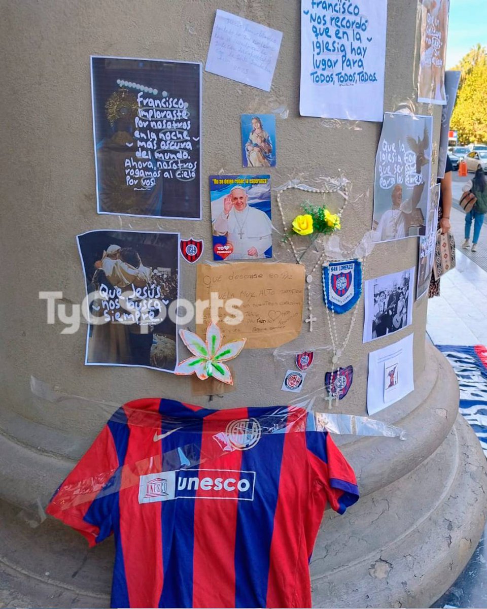 El santuario que armaron los fanáticos de San Lorenzo para el Papa Francisco, quien falleció hoy a sus 88 años, en la Catedral Metropolitana de Buenos Aires.
