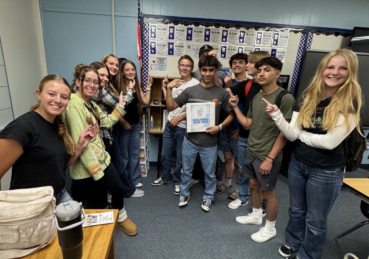 Smith Valley Student Council earned the Silver Star Award at the NASC State Conference—Nevada’s highest honor for student councils! 🌟 They also honored Principal Mattice with a heartfelt nomination for Admin of the Year. 👏 #LCSDProud #StudentLeadership #NASC2025