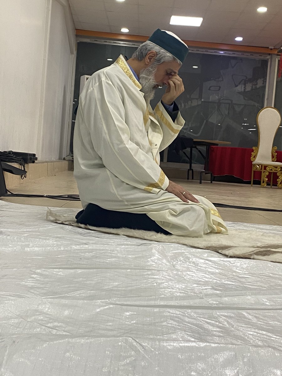 Hocam <a href="/kuytulhoca/">Alparslan Hoca</a> ile Mardin ve Siirt konferansları için 48 saat birlikteliğimiz oldu. Toplam 4 saat uyku ile 2 konferans verdi. Siirt konferansı akşam namazında resmini çekmek istedim , gayri ihtiyari bu görüntü çıktı ortaya. Başı ağrıyor ama 2 saat daha bizlere islamı anlattı.