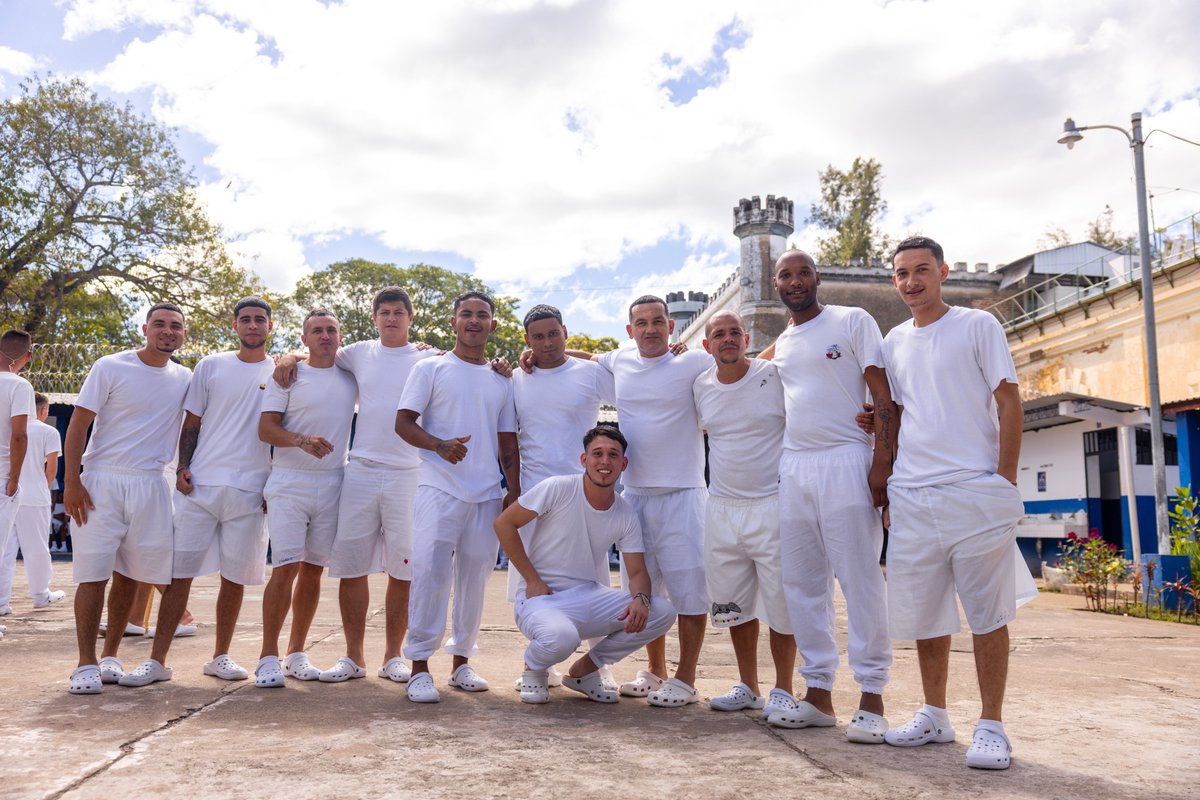 Ellos son padres, hermanos, hijos…  colombianos que hoy están detenidos en El Salvador. No son cifras, ni titulares. Son seres humanos con nombre, historia y familia.🧵