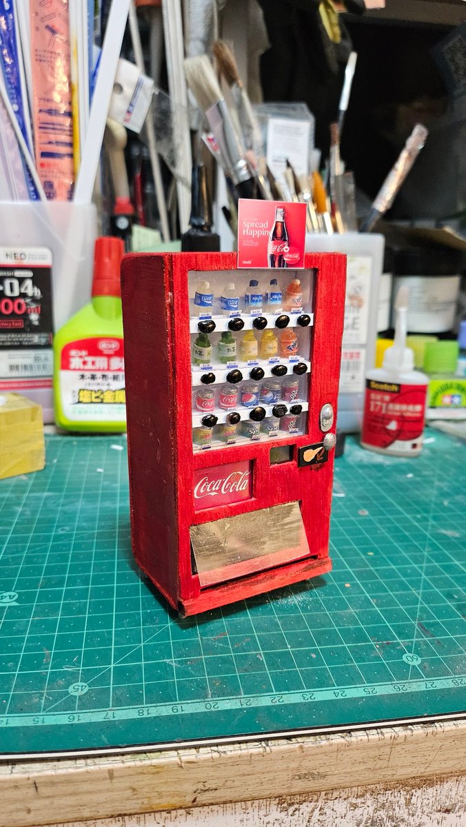 soniachan2888's tweet photo. 【Diorama~Beverage vending machine VER. 2】
idea come from @Hanabira7878
I made a similar one,hope you will like it😀🙏
#diorama #情景模型 #ジオラマ #オラマの世界 #ジオラマ模型 #100均diy #100均ジオラマ
#miniature #ミニチュア #beveragevendingmachine https://t.co/Um5PRl4Hvr