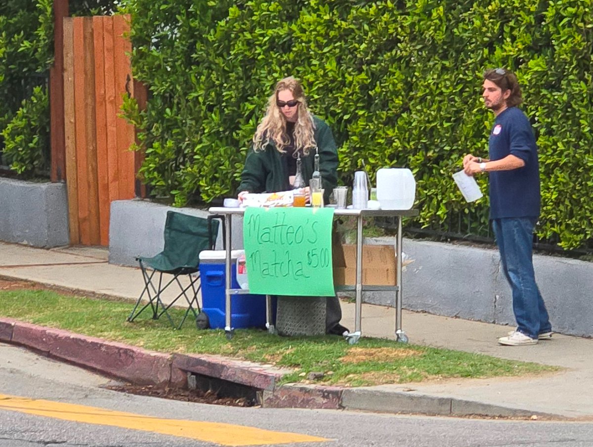 la_dorkout's tweet photo. How Los Feliz does lemonade stands. https://t.co/KvhGIkgSzw