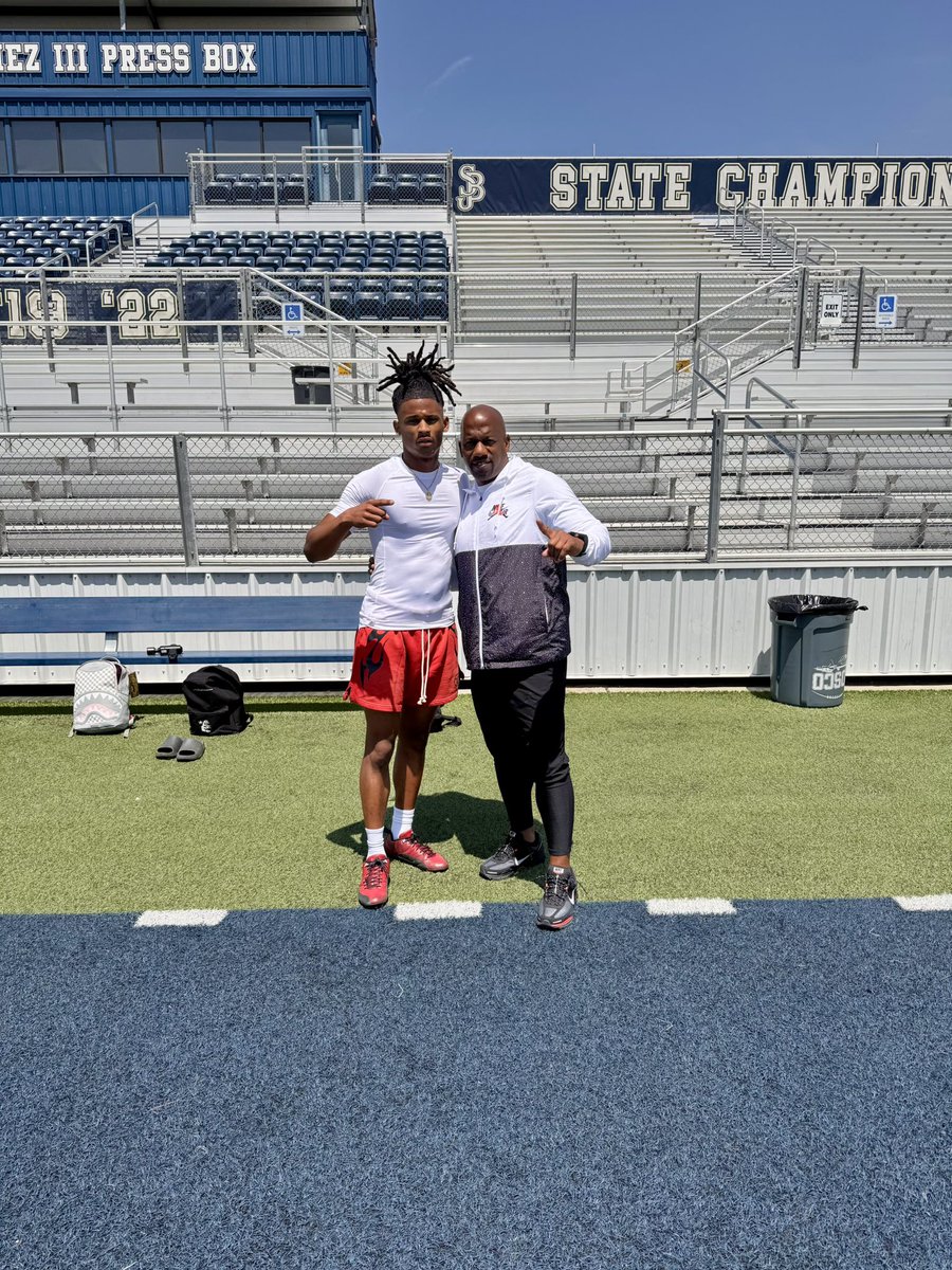 nolimitd3__'s tweet image. Good work today wit the guys good seeing you coach BOOMER !! @CoachEmmett @CoachDeeWR @OU_Football