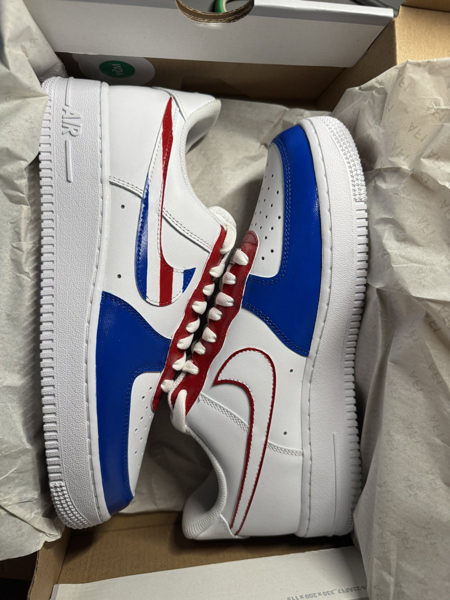 beccasdesignstx's tweet photo. Did you miss me?? 

Back with another pair of these Costa Rica inspired shoes! The perfect gift for your shoe-lovers💙❤️

#beccasdesigns #art #artist #nike #af1 #costarica #customshoes #customart #design #commission #smallbusiness https://t.co/LlSN23NtIO