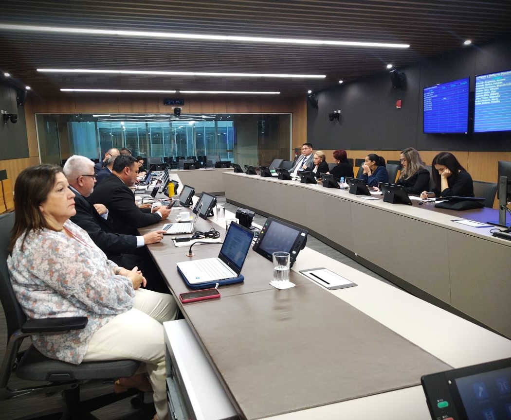 gilberthrenacer's tweet photo. #BuenasNoticias:
Como presidente de la Comisión de Seguridad y Narcotráfico de la Asamblea Legislativa, me complace informar que esta mañana, durante una sesión extraordinaria, dictaminamos cinco proyectos de ley fundamentales para el fortalecimiento de la seguridad en nuestro país.
Entre ellos, quiero destacar dos iniciativas de gran relevancia:
• El expediente 24019, sobre la ejecución de la pena, que busca mejorar los procesos judiciales y asegurar que las condenas se cumplan de manera efectiva. Esta reforma es esencial para ordenar la casa como se debe y fortalecer el sistema de justicia penal.
• El expediente 24.047, que propone medidas concretas para combatir el sicariato en Costa Rica, una práctica criminal que lamentablemente ha ganado terreno en los últimos años y que enluta a miles de hogares costarricenses. Con este proyecto, buscamos dotar al Estado de herramientas más eficaces para enfrentar este flagelo con firmeza, incluso aumentado las penas actuales de 20 a 40 años.
#DiputadoEnAcción #seguridad #comision