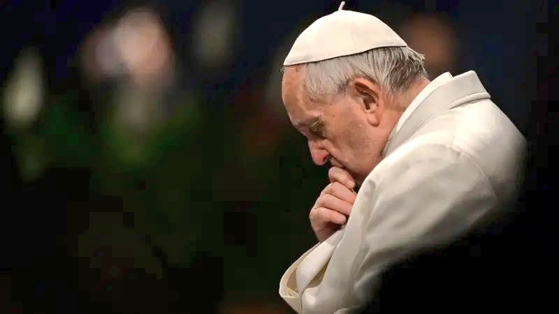 jornalnota's tweet photo. O Papa Francisco disse em uma entrevista que uma vez adormeceu durante a oração. O entrevistador perguntou se isso era permitido por Deus.

Ele respondeu que os pais sempre amam quando seus filhos adormecem em seus braços.

Descanse em paz🖤 https://t.co/0QfiGhimCi
