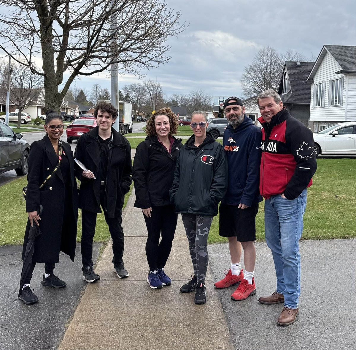 Team spirit on a wet day. Every conversation counts, and our volunteers make it all possible 🙌💬
