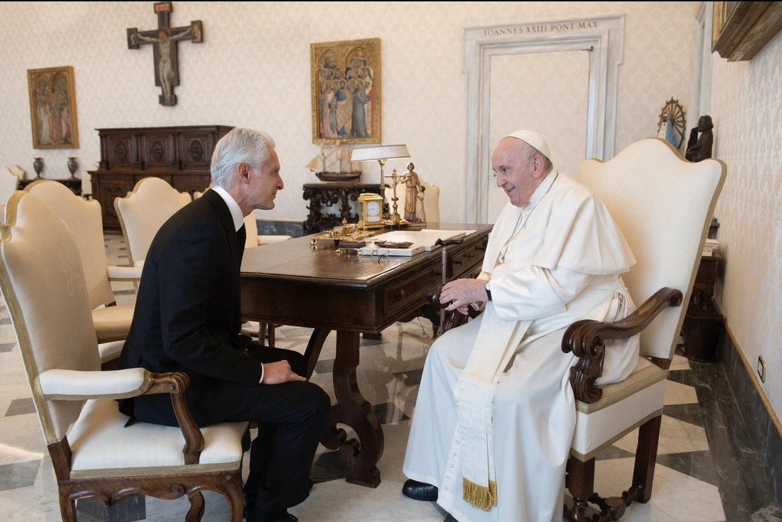 Descanse en Paz nuestro amado #PapaFrancisco. Quien hizo de su vida ejemplo de sencillez, cercanía y compromiso con los más necesitados. Un pastor de la misericordia para quien lo primero era La Paz y la Dignidad de la humanidad. Que Dios lo tenga siempre cerca.