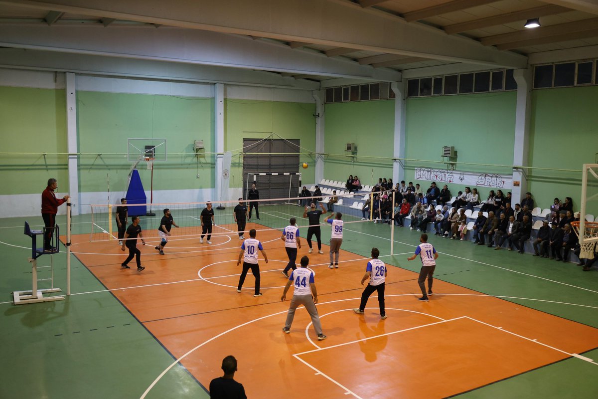 Beylikova Kaymakamlığı Kurumlar Arası Voleybol Turnuvası sona erdi. Emircik Takımı Şampiyon olurken; Jandarma takımı 2’nci , Yeniyurt takımı ise 3’üncü olmuştur. Kaymakamımız Sn. İsmail ŞANAL şampiyon takıma ödüllerini takdim ederek, turnuvaya katılan tüm takımlara teşekkür etti.