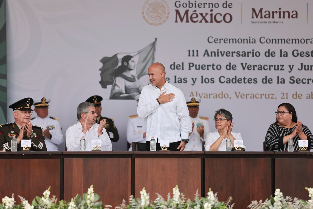 SICT México (@sictmx) on Twitter photo El titular de SICT, Mtro. Jesús Antonio Esteva Medina, acompañó a la Presidenta <a href="/Claudiashein/">Claudia Sheinbaum Pardo</a>, en la ceremonia del 111 Aniversario de la Defensa del Puerto de Veracruz. El titular de SICT, Mtro. Jesús Antonio Esteva Medina, acompañó a la Presidenta <a href="/Claudiashein/">Claudia Sheinbaum Pardo</a>, en la ceremonia del 111 Aniversario de la Defensa del Puerto de Veracruz.