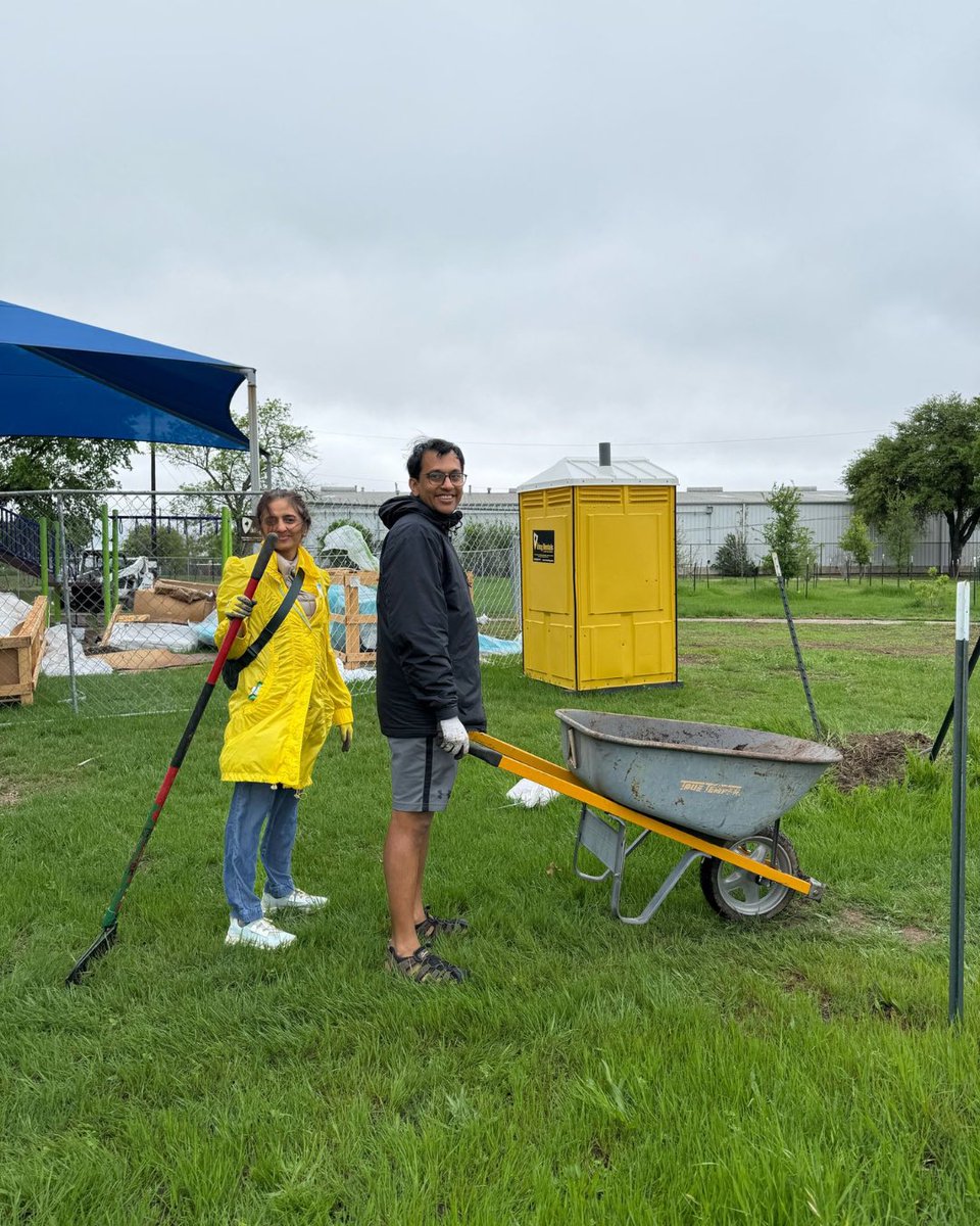 SRLC Austin volunteers teamed up with @treefolks for a hands-on Earth Day project at McBee Elementary! From mulching to composting, along with clearing areas around tree roots, they helped trees thrive while giving back to our planet. 🌍💙