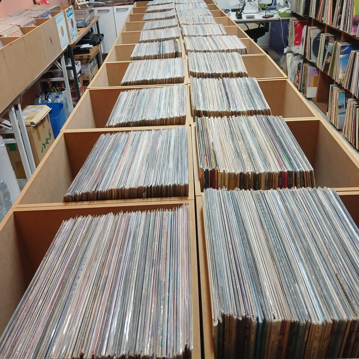 ♥거꾸로가는음악시간♥                                        ☎ 010~3330~3765/smartstore.naver.com/lppan
방문 구매 고객 수입 LP 1장 랜덤 무료 증정