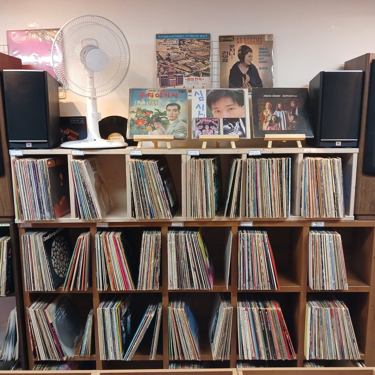 ♥거꾸로가는음악시간♥                                        ☎ 010~3330~3765/smartstore.naver.com/lppan
방문 구매 고객 수입 LP 1장 랜덤 무료