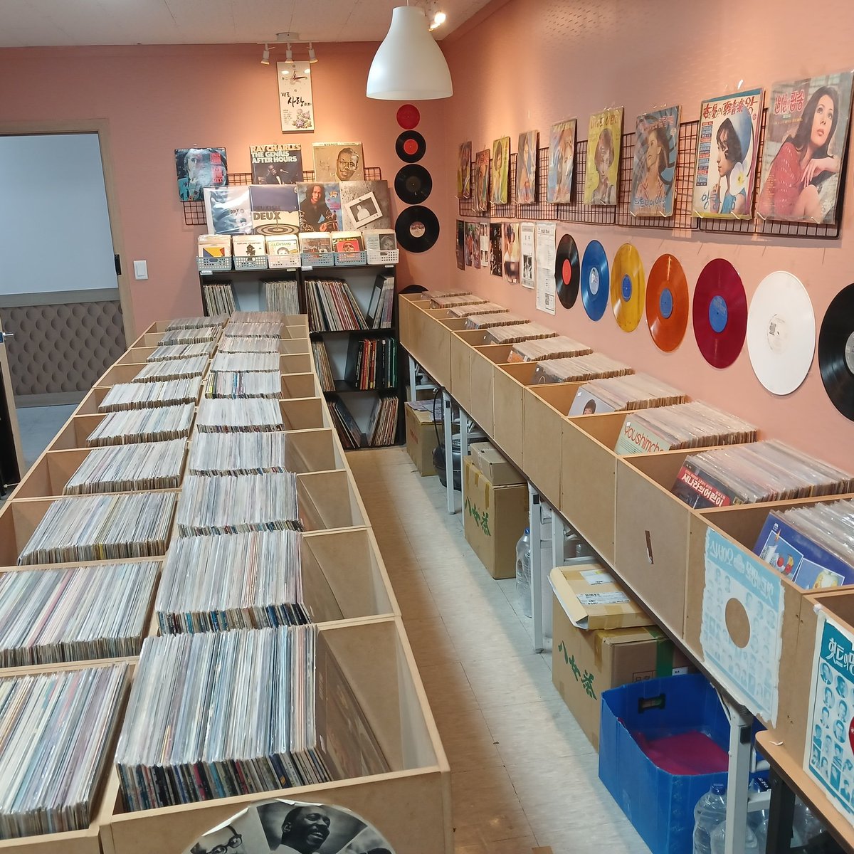 ♥거꾸로가는음악시간♥                                        ☎ 010~3330~3765/smartstore.naver.com/lppan
방문 구매 고객 수입 LP 1장 랜덤 무료 증정