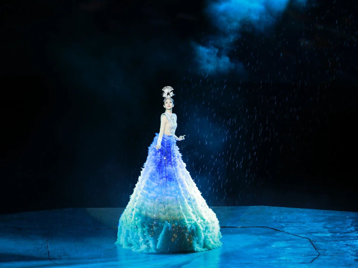 amazingguizhou2's tweet image. 🌟 Ray of Tradition, Pulse of the Future — ‘Yang Ousang’ Returns to Leishan

In the misty town of #Datang, #Leishan, Yang Ousang took to the stage once again—melding centuries-old Miao legend with cutting-edge stagecraft. LED-lit skirts shimmer like galaxies, drone formations