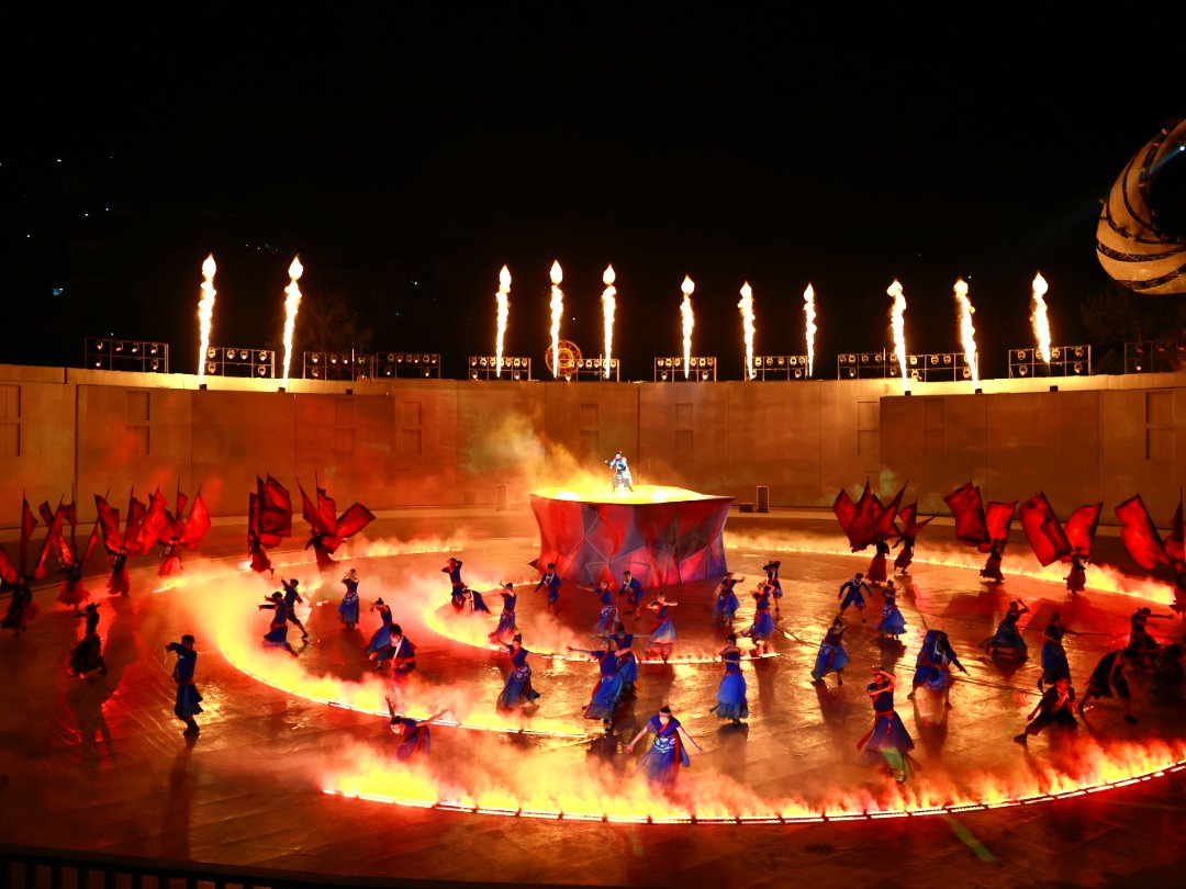 amazingguizhou2's tweet image. 🌟 Ray of Tradition, Pulse of the Future — ‘Yang Ousang’ Returns to Leishan

In the misty town of #Datang, #Leishan, Yang Ousang took to the stage once again—melding centuries-old Miao legend with cutting-edge stagecraft. LED-lit skirts shimmer like galaxies, drone formations