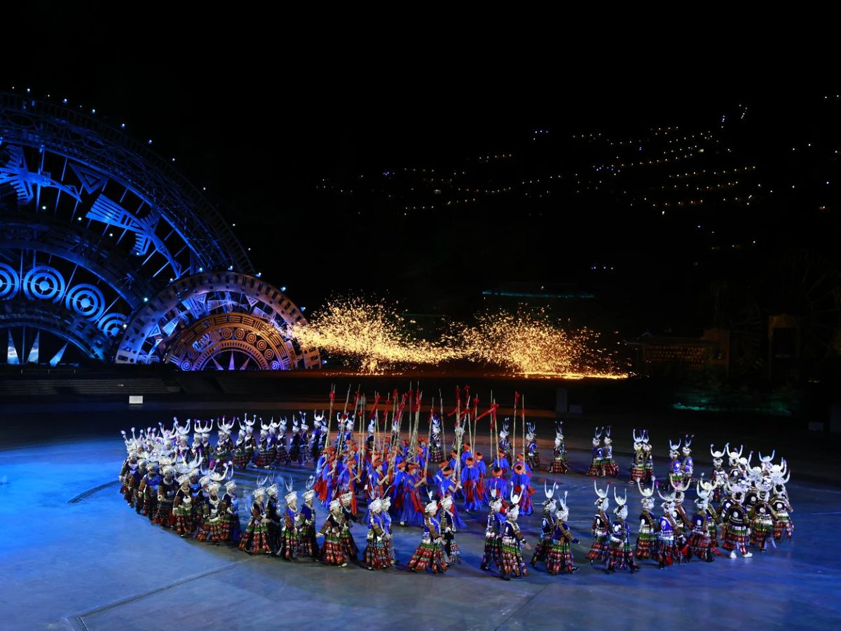 amazingguizhou2's tweet image. 🌟 Ray of Tradition, Pulse of the Future — ‘Yang Ousang’ Returns to Leishan

In the misty town of #Datang, #Leishan, Yang Ousang took to the stage once again—melding centuries-old Miao legend with cutting-edge stagecraft. LED-lit skirts shimmer like galaxies, drone formations