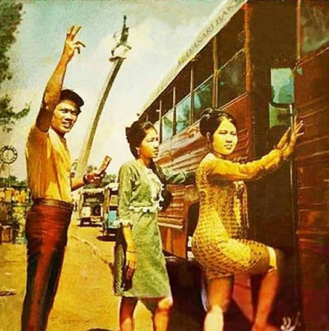 Saat bang Haji pernah jadi kondektur Mayasari Bakti tahun 70'an
Karena sang kondektur raja dangdut penumpangnya pun Ratu Dangdut Elvi Sukaesih
Posisi di sekitar Pancoran Jakarta
Entah ini bagian dari pembuatan klip lagu ataukah pembuatan film
Yang faham,mangga di kepoin 
😂🤭🙏