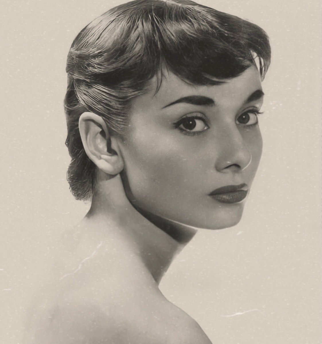 rosierpearl's tweet photo. audrey hepburn in 1952 https://t.co/M5v2LbbYe7