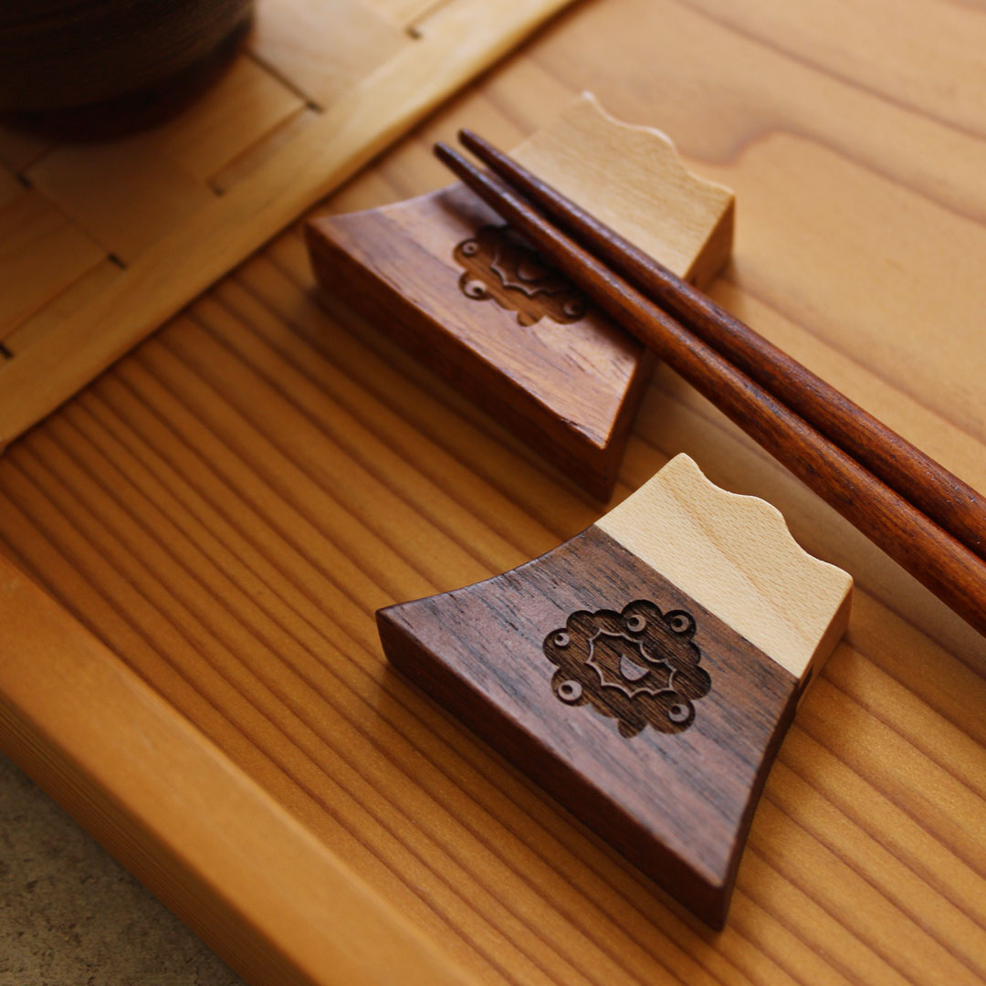 ミャクミャク刻印「名刺入れ＆富士山箸置き」は、万博会場内の