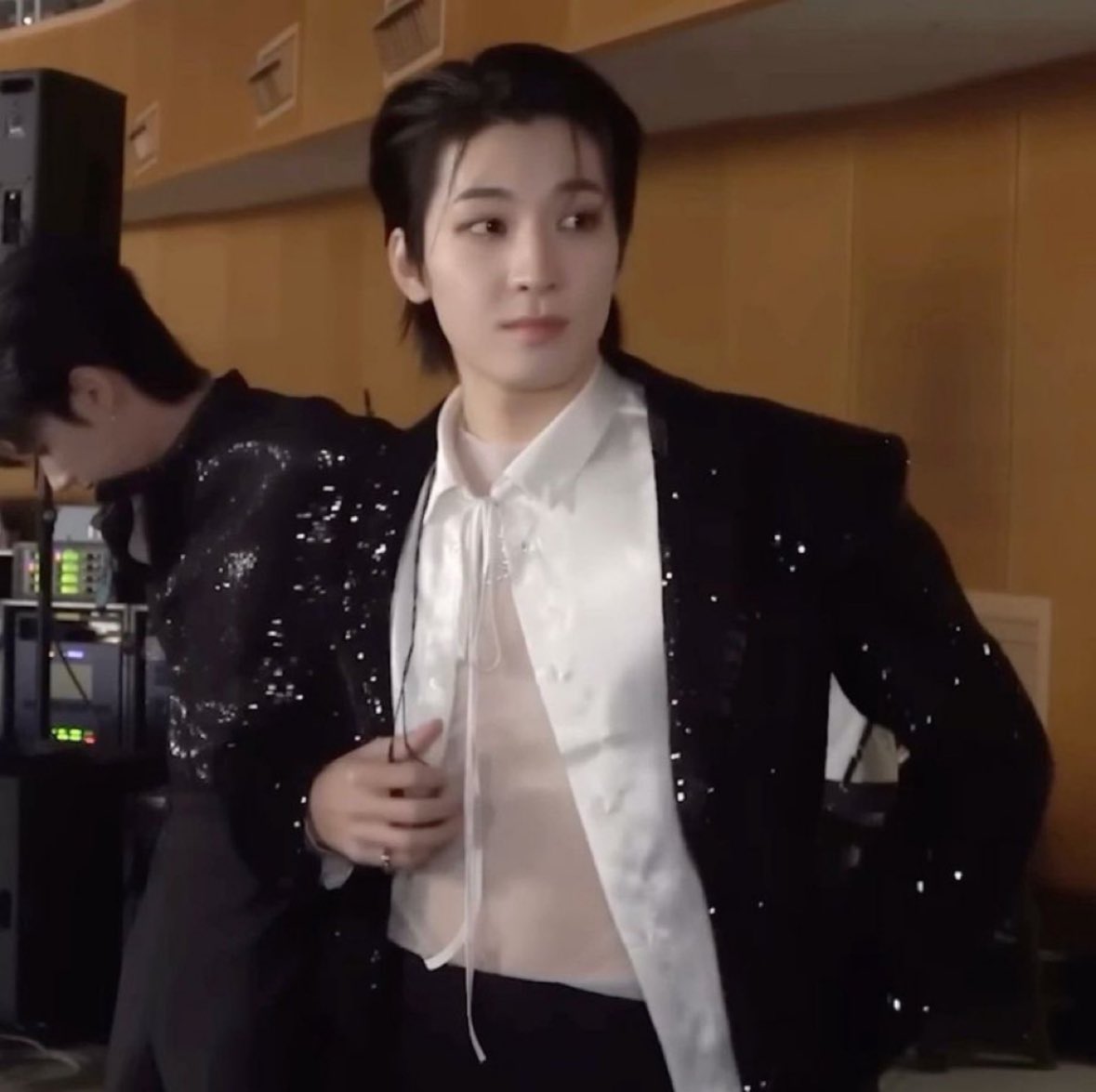 히히 예뽀 머리 샥 넘기고 시스루 의상 척척 입고 차카니 표정 챱챱 ~