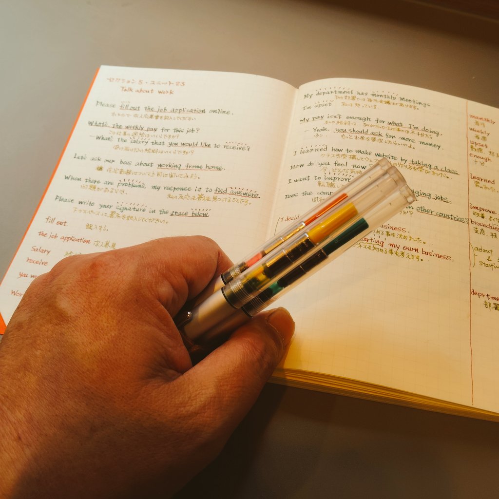 max108k's tweet photo. 使用時は片手でキャップ側を持って、利き手で抜いて書く。
あと以外とニブの種類も色々あるので、多色ボールペンでは出せない万年筆ならではの文字が書けて楽しいです。
#セーラー万年筆 https://t.co/suxQjUf0qq