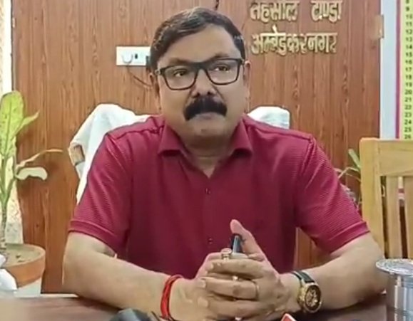 ARUNKUM16627546's tweet photo. @AmbedkarnagarDM @Media_SAI @UPGovtSports मोरा झुमका गिरा रे... बरेली के बाजार में

पर साहब, इस बार झुमका नहीं, एक उम्मीद गिरी है...
उम्मीद थी कि जब अविनाश सिंह जी जैसे अफसर को बरेली भेजा जाएगा,
#BareillyDM #AmbedkarNagar #JusticeMatters #YogiAdityanath #SahiKoSahara https://t.co/RPBAfbEeKI