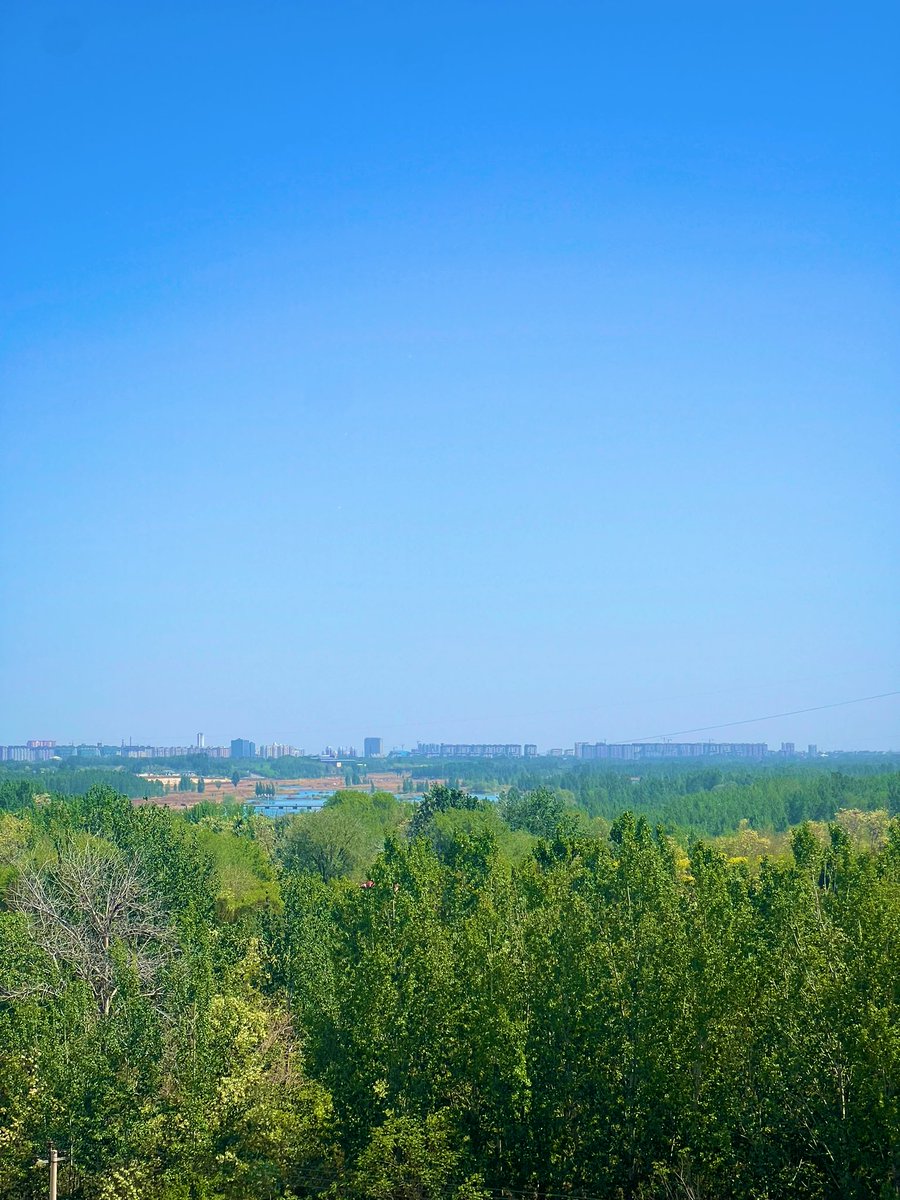 东望西观，灵寿平山。于黄壁庄水库堤顶。