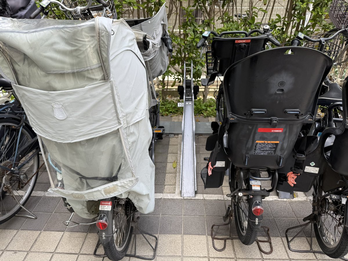 sssxxxwww999's tweet photo. 都心から少し離れてるのにこの激狭ピッチ。
駐輪場設計してる人って頭おかしいんじゃないの？ https://t.co/JYkh0f32nP