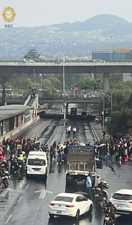 87punto3's tweet image. #ÚLTIMAHORA 🔴 | Servicio provisional de la #Línea1 del @MetrobusCDMX por bloqueo en Av. Insurgentes Sur:

⬆️ Indios Verdes a Doctor Gálvez
❌ Ciudad Universitaria a Villa Olímpica
⬇️ Corregidora a El Caminero. #CDMX 🚍⚠️

🤳 #C5 | #87Punto3 📻🚩https://t.co/eW3Kq7Gnlt