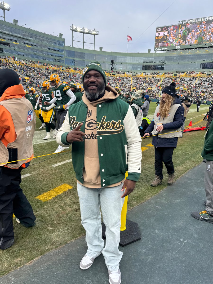 With the big <a href="/ITHDonaldDriver/">Inside the Huddle</a> #NFLDraft2025 special being filmed on Saturday at <a href="/UWMPantherArena/">UWM Panther Arena</a> as part of <a href="/visitmilwaukee/">Visit Milwaukee</a> Tailgate Week, check out this interesting Q&amp;A with <a href="/packers/">Green Bay Packers</a> legend <a href="/nickthepick36/">Coach Nick Collins Sr</a>. Can you guess his favorite memory as a Packer? visitmilwaukee.org/blog/posts/pos…