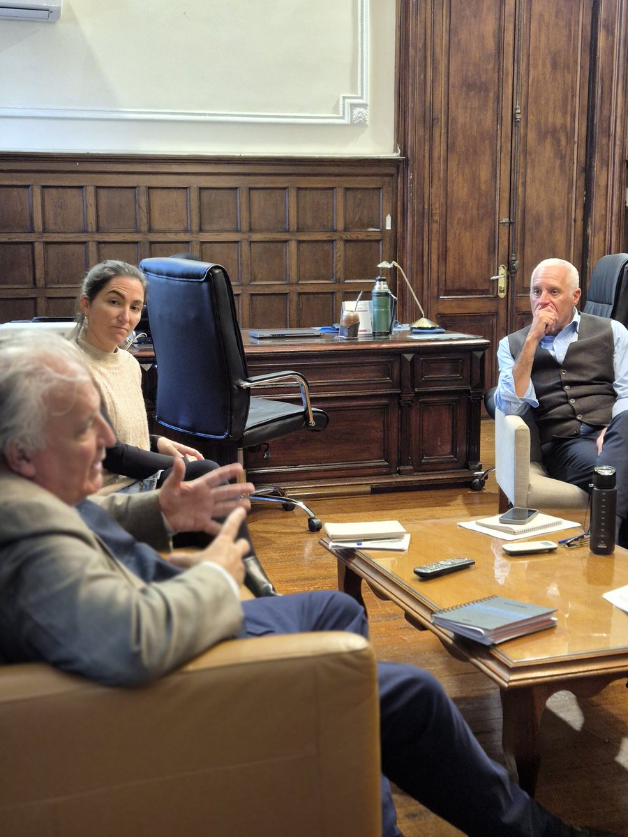 CNegro7's tweet photo. Nos reunimos con el Comisionado Juan Miguel Petit para analizar su reciente propuesta de reforma carcelaria. Junto al equipo del Ministerio trabajamos sobre el acuerdo de que las cárceles deben ser parte de la solución y no del problema de la seguridad. Hay que construir políticas de Estado a través de acuerdos amplios y abiertos al aporte de todos.